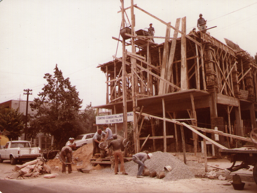 Construccion de la sede en la locación actual de Montes del Oca, año 1981