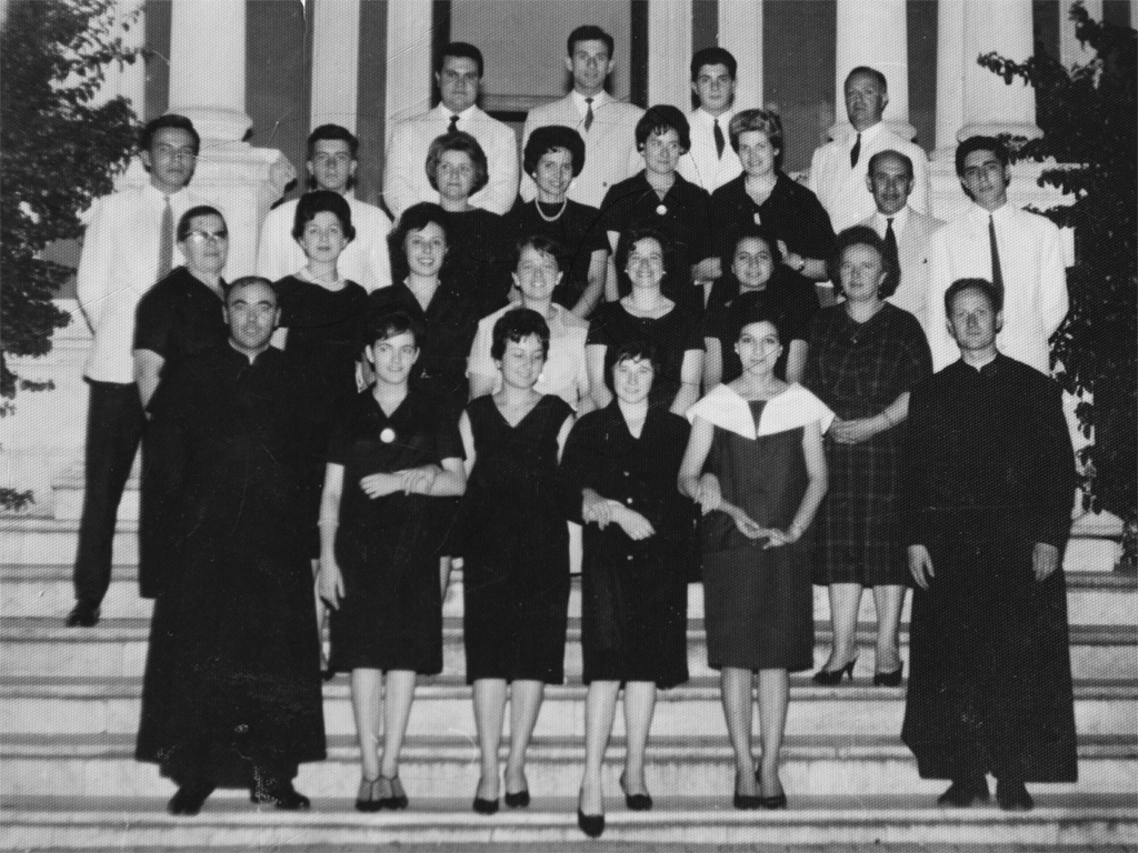 Los padres Otello y O´Brian junto Edy Lobato y el Coro de Castelar en la escalinata del palacio Ayerza. Año 1964 