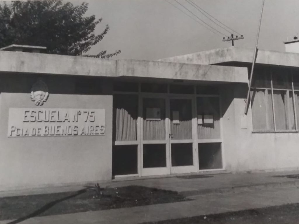 La Escuela 75 en sus inicios. Foto de 1974. 