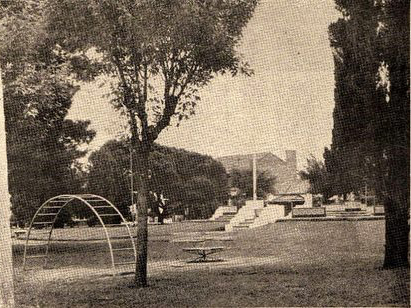 Plaza de los Españoles con las mayolicas decorativas traidas por los abuelos de Juan Carlos Policicchio, circa 1978.