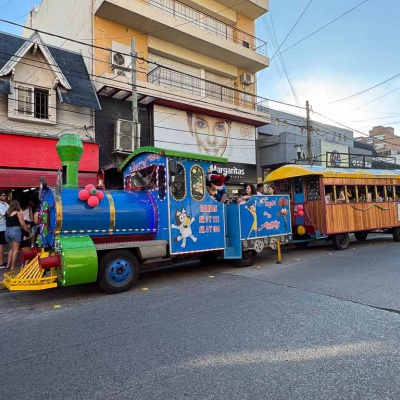¡Felices Fiestas! El trencito de Navidad recorrió el centro de Castelar