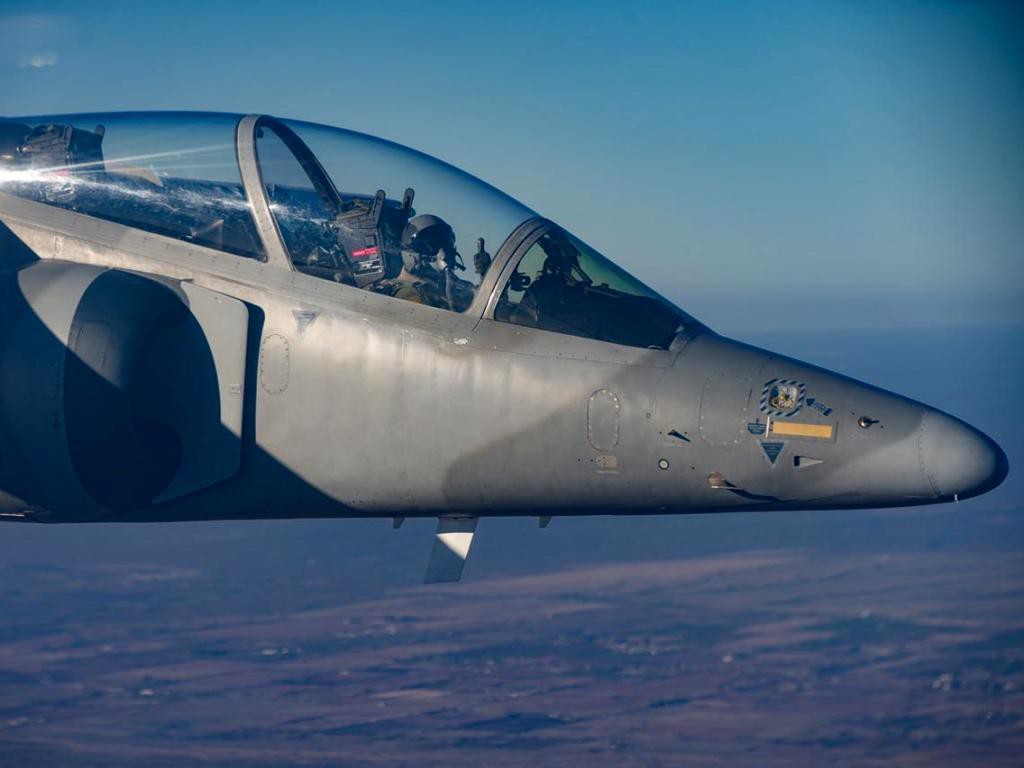 Avión IA-63 Pampa a los mandos de la Teniente Sofía Vier. 
Foto: Ministerio de Defensa