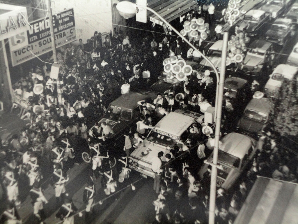 Regimiento de Patricios desfilando por Av. Arias seguido de la caravana de autos de los vecinos. Foto: Pablo Frecero