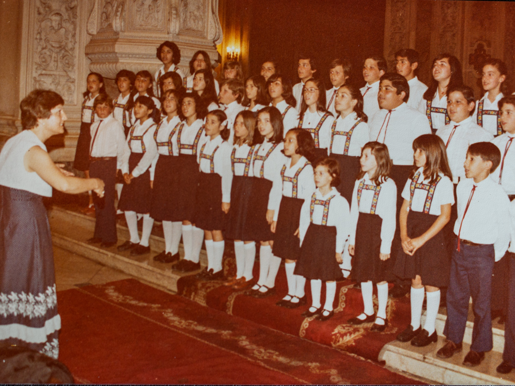 Coro de Niños Lorenzo Perosi en la Basí­lica de Santo Domingo, Bs. As.. Directora Edy Lobato. Año 1977