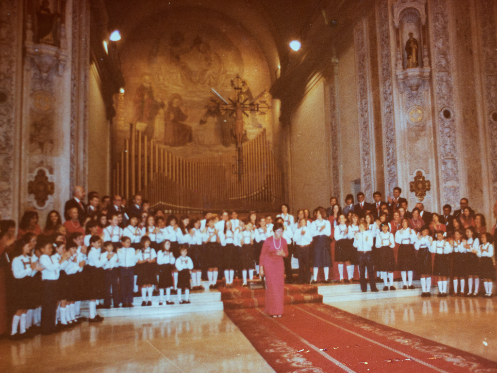 Coro de Niños Lorenzo Perosi en la Basí­lica de Santo Domingo, Bs. As.. Directora Edy Lobato. Año 1977