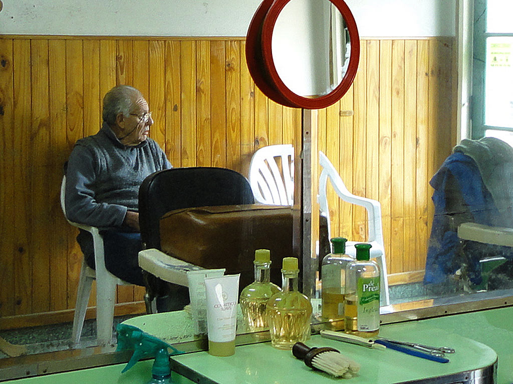 Nino en el interior de la peluqueria que fundó su padre Pascual en 1929.