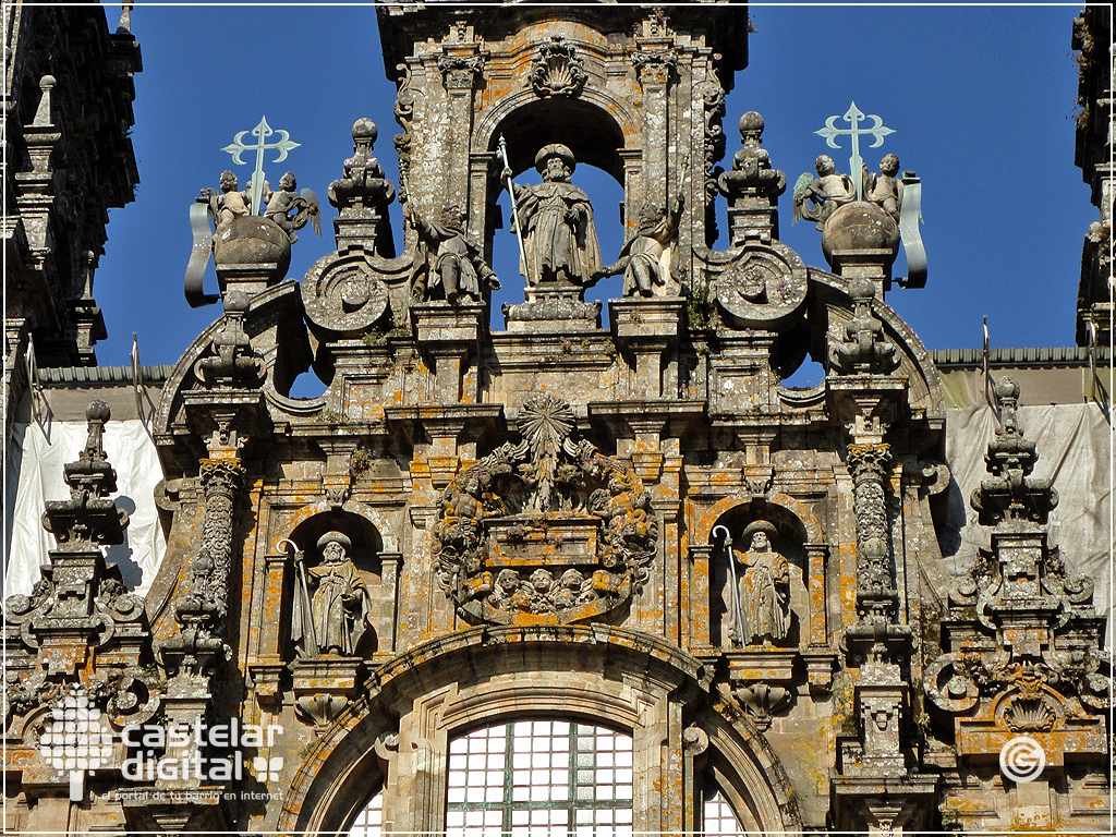 Detalles de la catedral con estatuas de Santiago y el sí­mbolo de Galicia