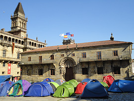 Peregrinos acampan en las inmediaciones de la catedral en espera de la celebración