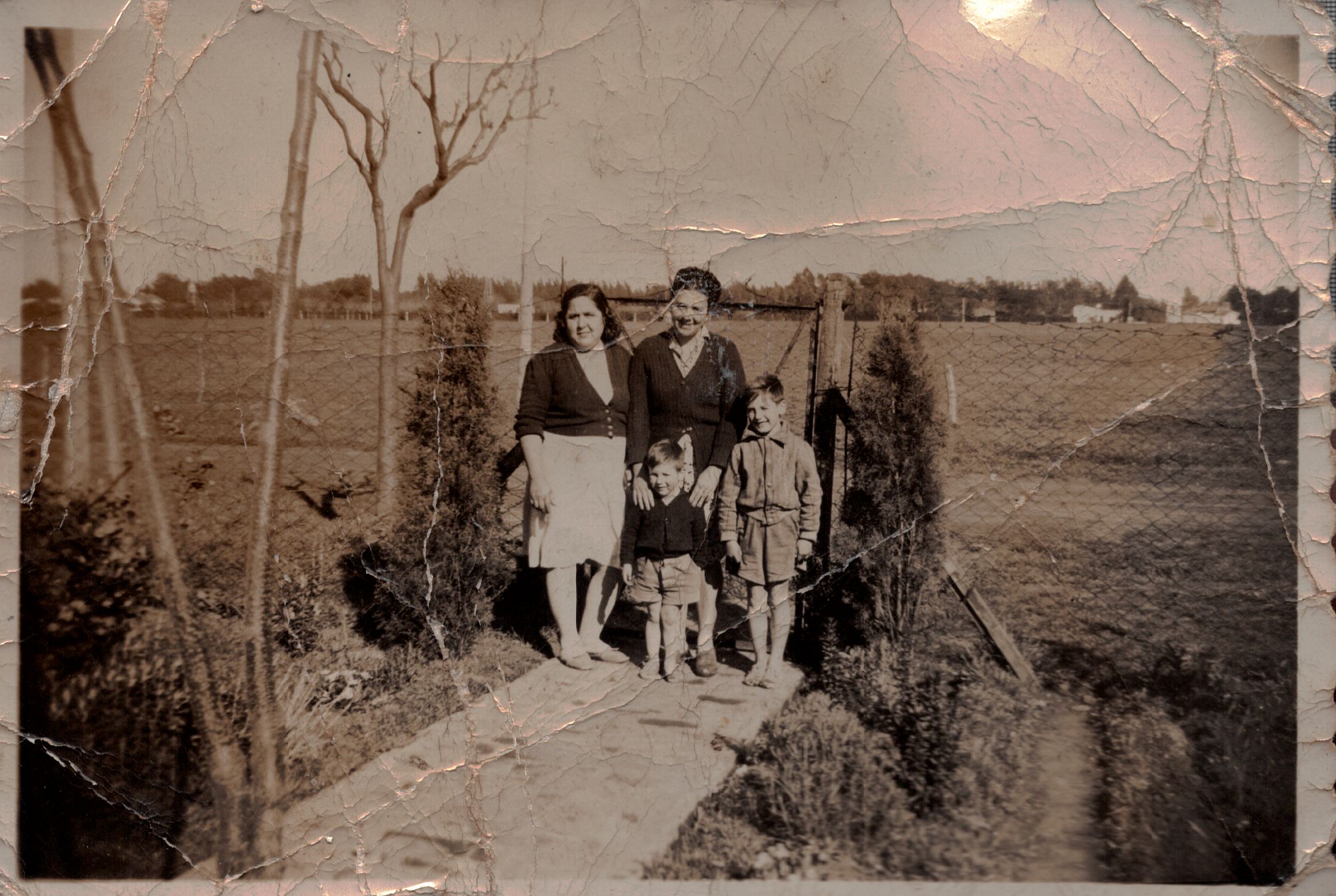 Alrededor de 1948, en calle Arrecifes, entre Francia y la Plaza de Los Españoles. Muestra que hasta Trenque Lauque/Lincoln era todo campo. En la foto están mi mamá, mi hermano, yo y una vecina que llamábamos â€œla tí­a de enfrenteâ€. Foto: Roberto Michelena 