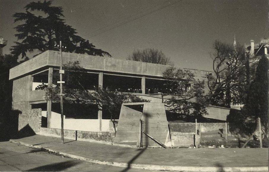 Edificación del Instituto Inmaculada en el año 1962, en la esquina de las calles Pedro Goyena y Navarro. Detras se observa el Palacio Ayerza