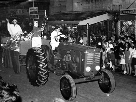 Desfile de carrozas en el marco del Festival de Primavera de Castelar. Foto: Pablo Frecero.