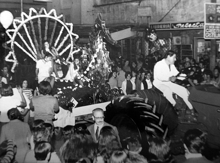 Desfile de carrozas en el marco del Festival de Primavera de Castelar. Foto: Pablo Frecero.