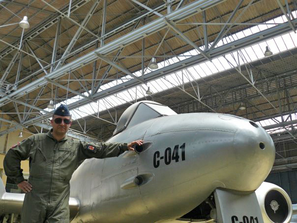 Marcelo Bentancor con un Gloster Meteor en el Museo Nacional Aeronáutico Morón