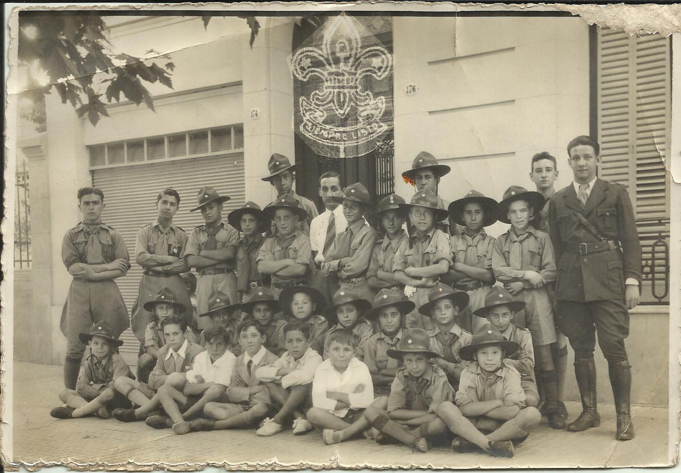 Carmelo Policicchio en el centro de la foto, maestro de los Scaut de Liniers 1935