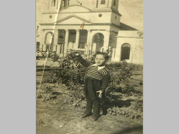 Juan Carlos Policicchio jugando con aviocito del club Tuco Tuco. Año 1950 plaza de Morón