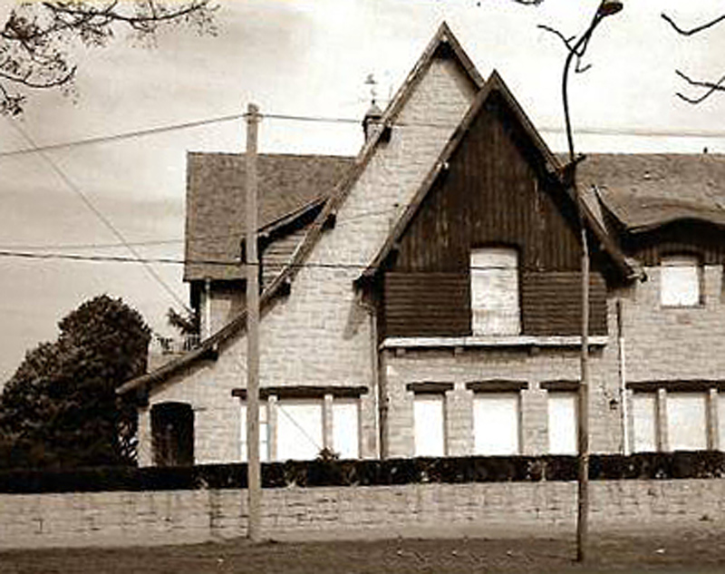 La emblemática casona de la flia Gotter en Carlos Casares y Av. Sarmiento.