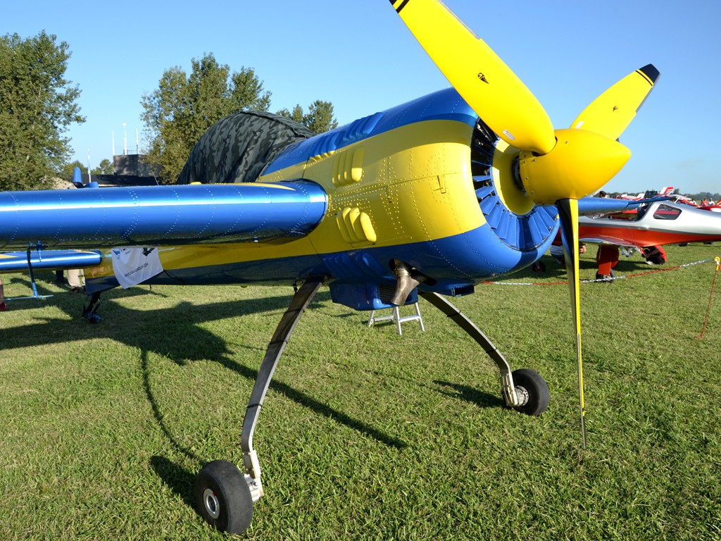 Junto a los Sukhoi otro diseño soviético, un Yakolev 55, otro pura sangre acrobático