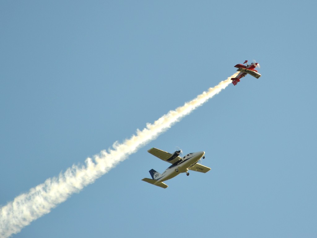 Malatini jugando con un Tecnam.  Foto de la 40 Convención en Vuelo. 