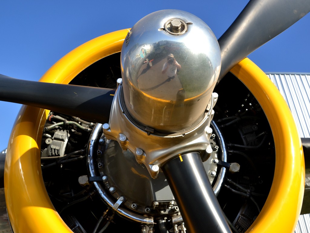 Detalle del motor radial del B-25 y el fotógrafo en el reflejo