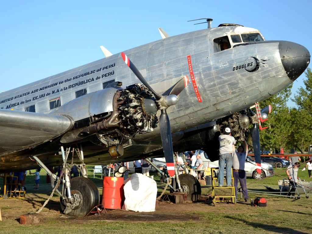 Un veterano DC-3 minutos antes de su puesta en marcha. Foto de la 40 Convención en Vuelo. 