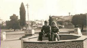 Carolina y Osvaldo Aberastian en 1968 en la Plaza de los Españoles.