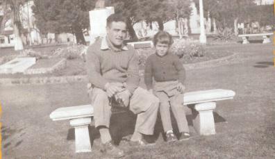 Pocho y su sobrina en la Plaza de los Españoles en 1956.