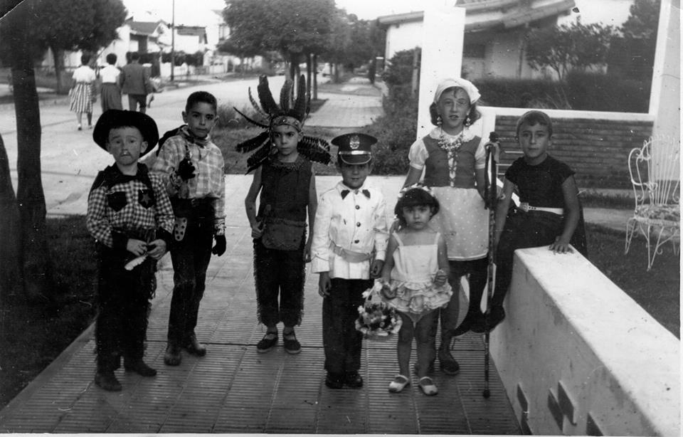 Carnaval en Castelar en 1961, sobre la calle Buhardo entre Guido Spano y Victorino de la Plaza, Castelar sur.