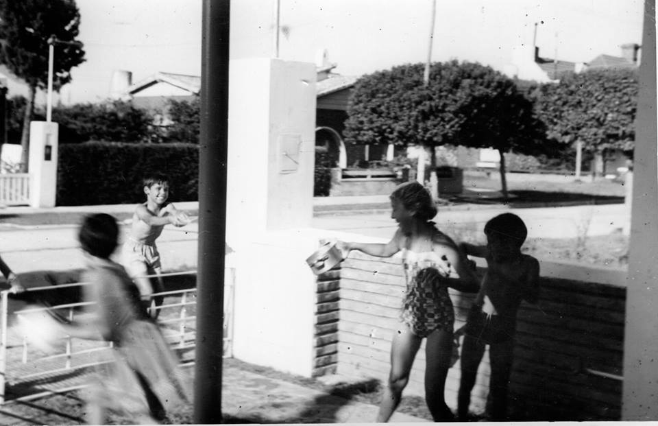 Carnaval en Castelar en 1961, sobre la calle Buhardo entre Guido Spano y Victorino de la Plaza, Castelar sur.