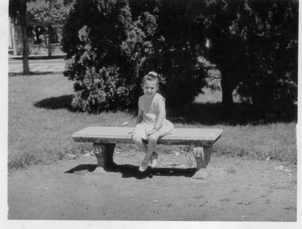 Silvia Fuentes (https://www.facebook.com/Silviafuentesarte) en la Plaza de los Españoles, Castelar Norte, en Noviembre de 1968