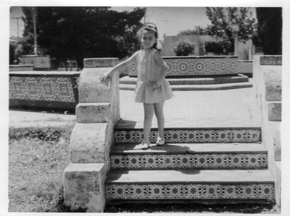 Silvia Fuentes (https://www.facebook.com/Silviafuentesarte) en la Plaza de los Españoles, Castelar Norte, en Noviembre de 1968