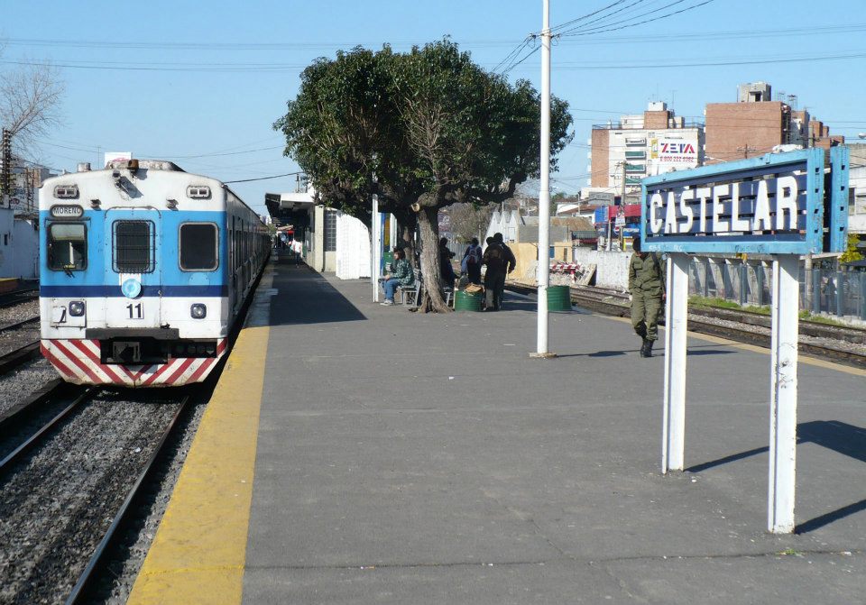 Estacion Castelar en el año 2009 junto a Tren chapa 11 rumbo a Moreno. 
