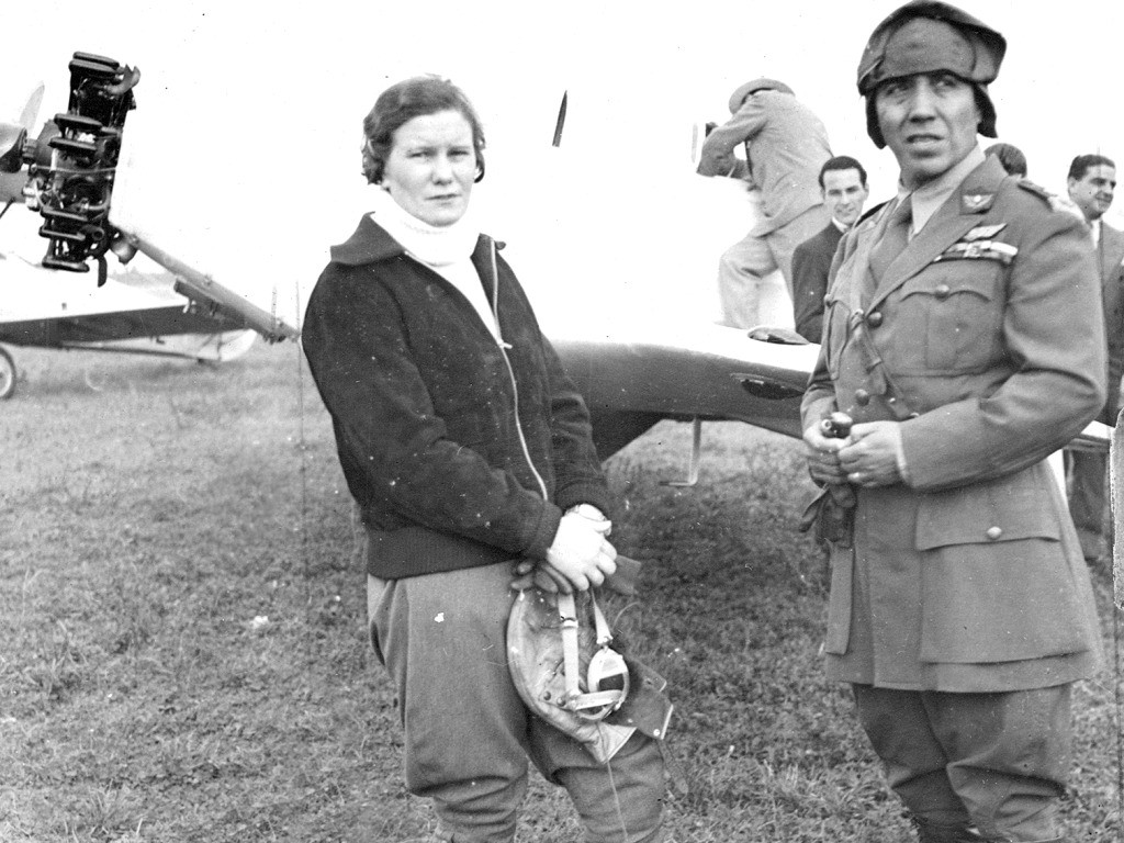 El director general de Aeronáutica coronel Angel M. Zuloaga en compañía de Carola Lorenzini  en el Aeródromo de Moron
Foto: IAHM