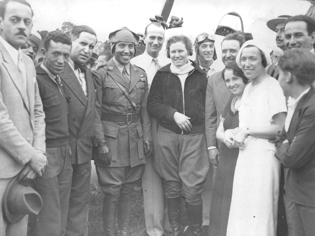 Carola Lorenzini y el Coronel Angel Zuloaga, Director General de Aeronáutica. Marzo 1935. 
Foto: IAHM