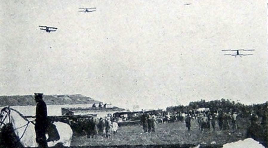 Aeródromo de Castelar.
Se estableció en 1920 a pocas cuadras al norte de la estación, entra las actuales calles Arias, España y Lincoln con frente sobre las vías del ferrocarril. Pertenecía a la Misión de la Aviación Italiana y luego al Centro de Aviación Civil. 
Fuente: Instituto y Archivo Histórico de Morón