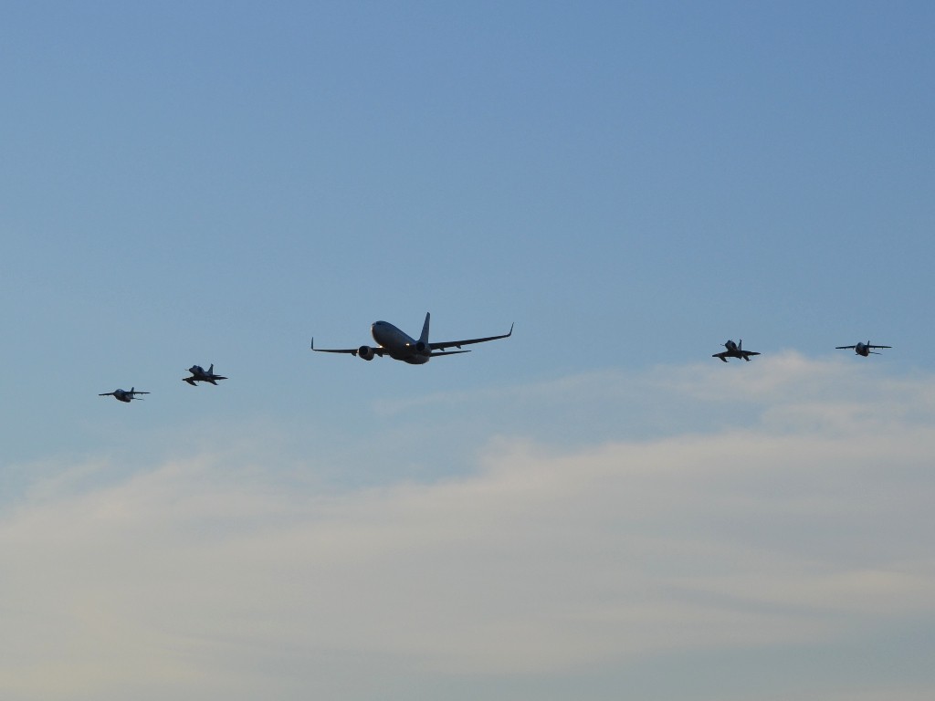 Boeing 737 escoltado por A-4AR y Pampas