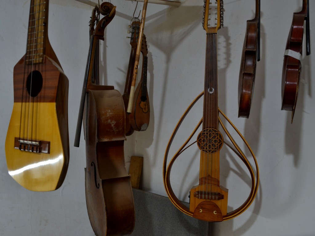 Instrumentos de la Tierra, la primera escuela taller de Luthería en Castelar.