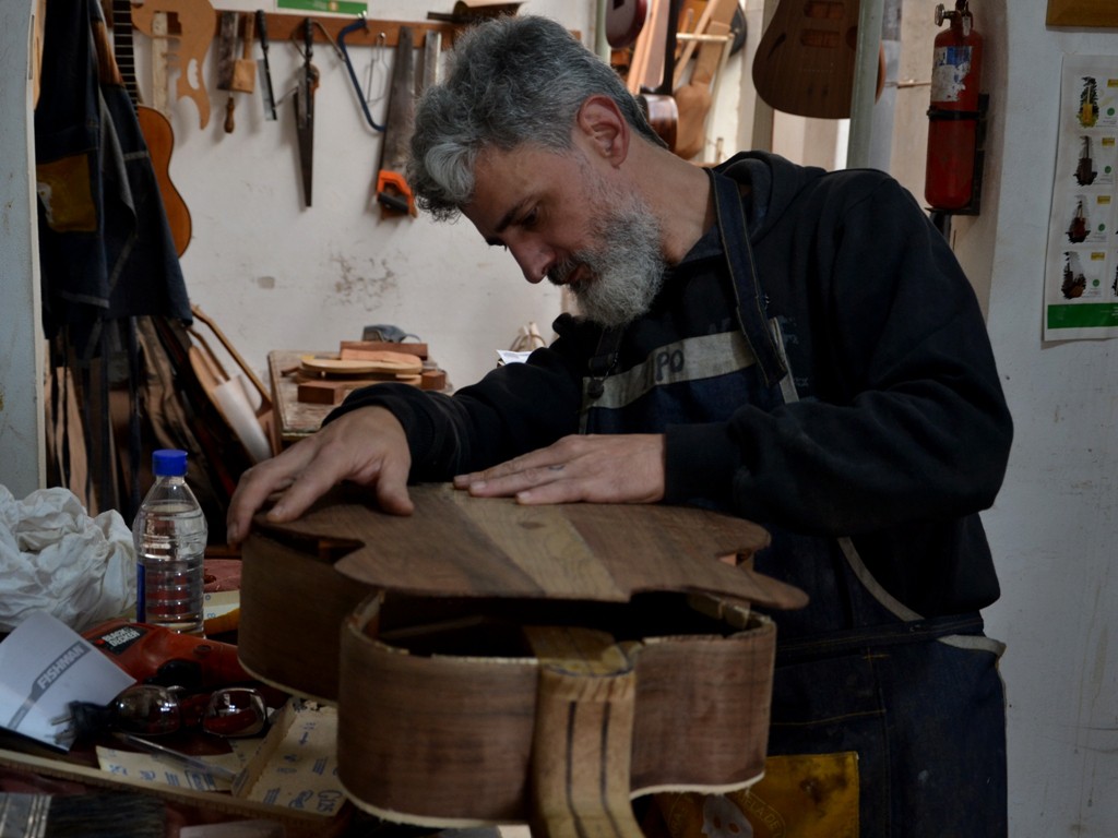 Instrumentos de la Tierra, la primera escuela taller de Luthería en Castelar.