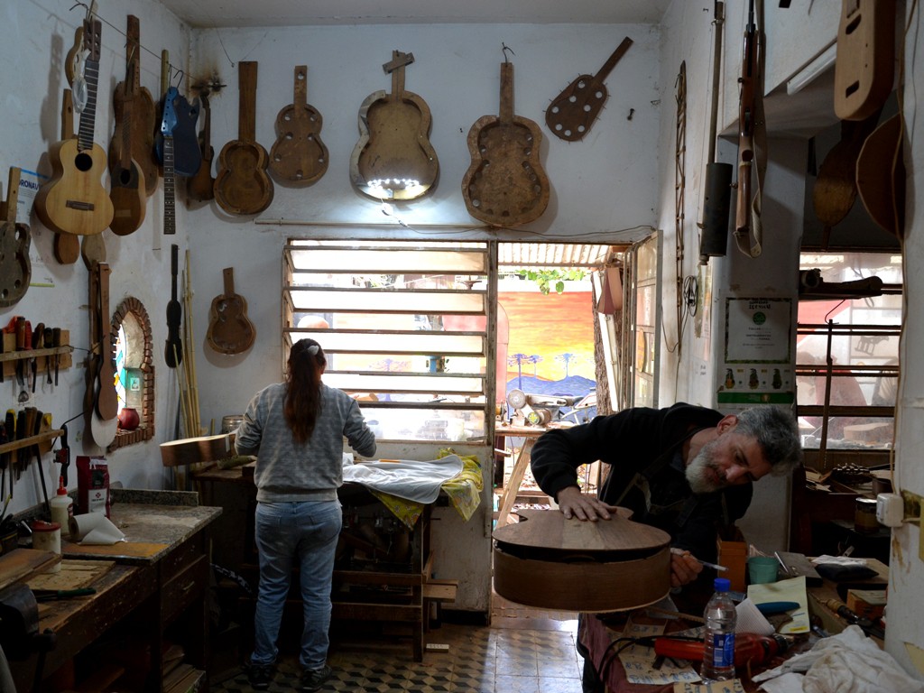 Instrumentos de la Tierra, la primera escuela taller de Luthería en Castelar.