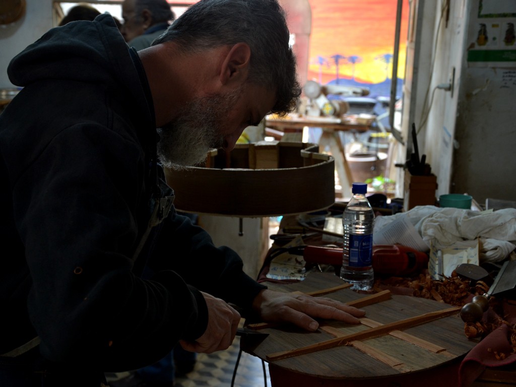 Instrumentos de la Tierra, la primera escuela taller de Luthería en Castelar.