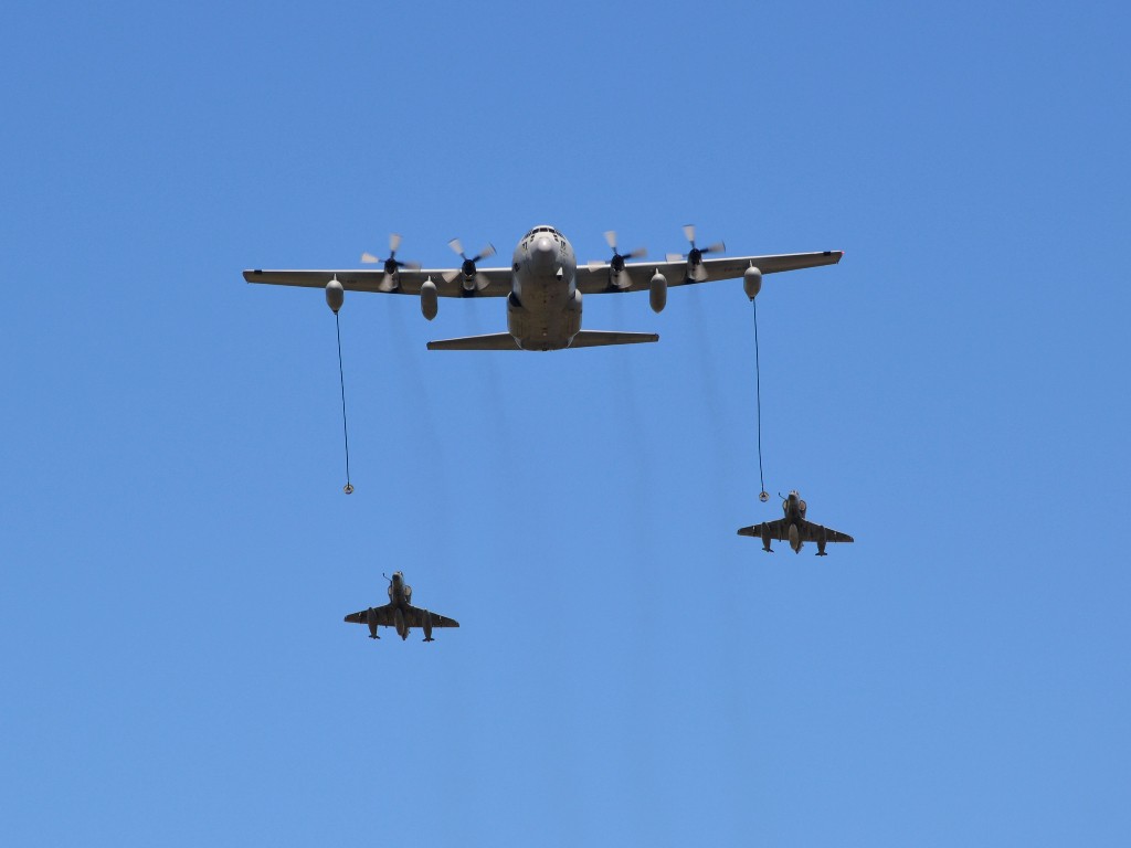 Hércules KC-130, un OA-4AR y un A-4AR simulando un reabastecimiento en vuelo