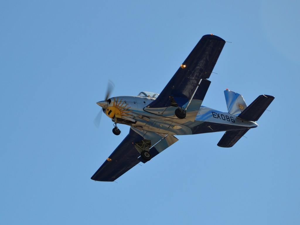 Tras el desfile el público pudo disfrutar un bonus track, el aterrizaje de varios aviones