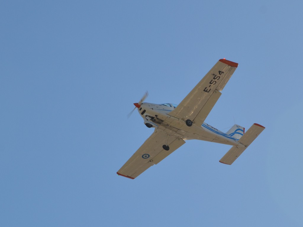 Tecnam Sierra sobre la plaza