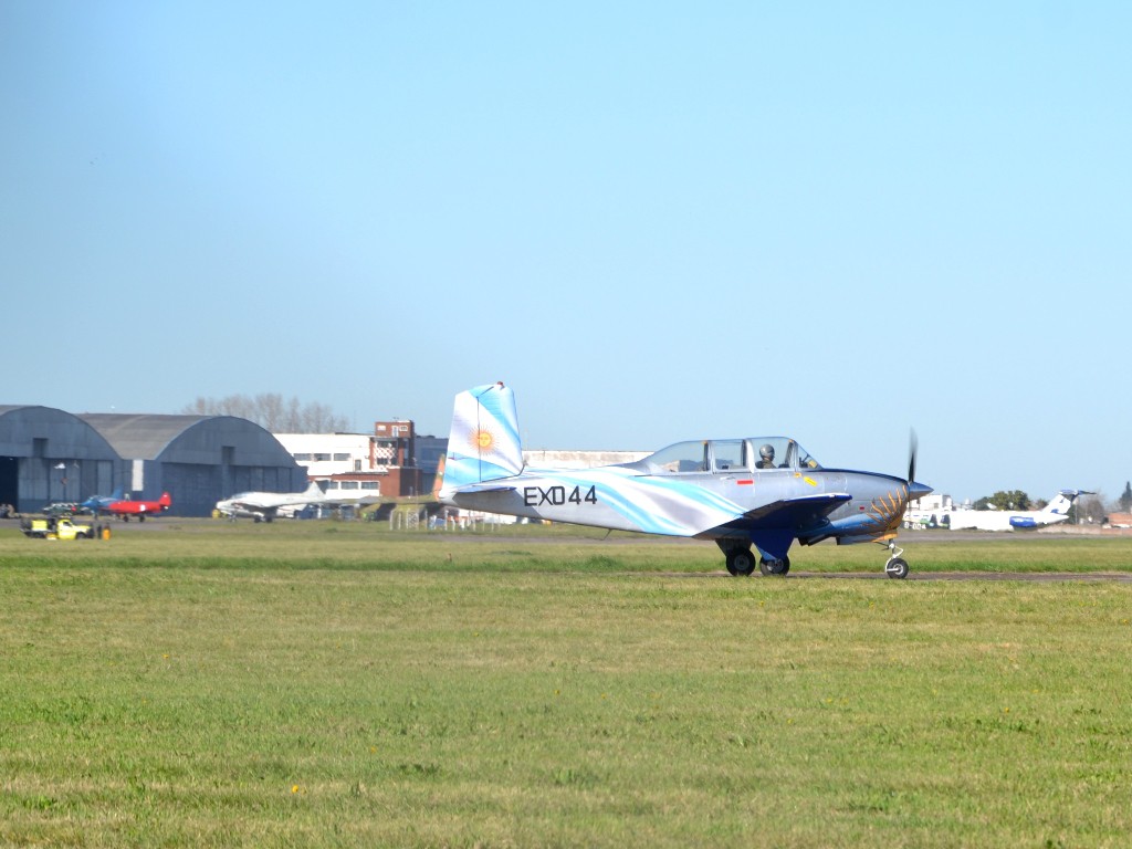 Un Mentor esperando para despegar y detras se aprecia en rojo al IA-27 Pulqui del MNA