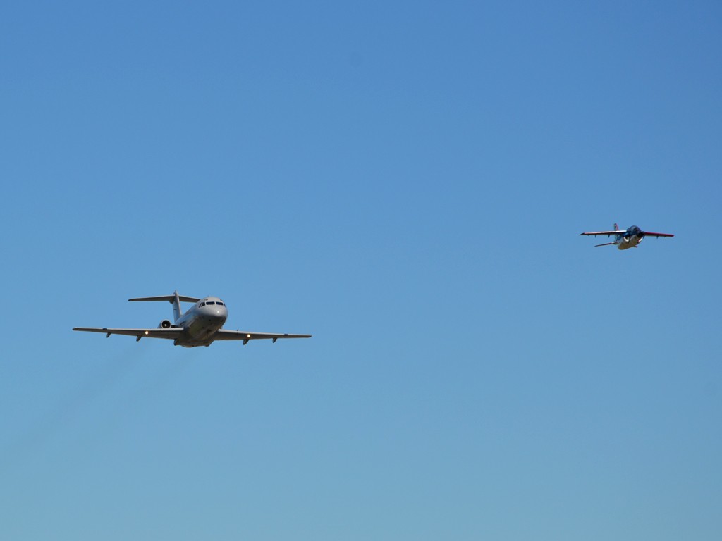 Un Fokker 28 secundado por un IA-63 Pampa III