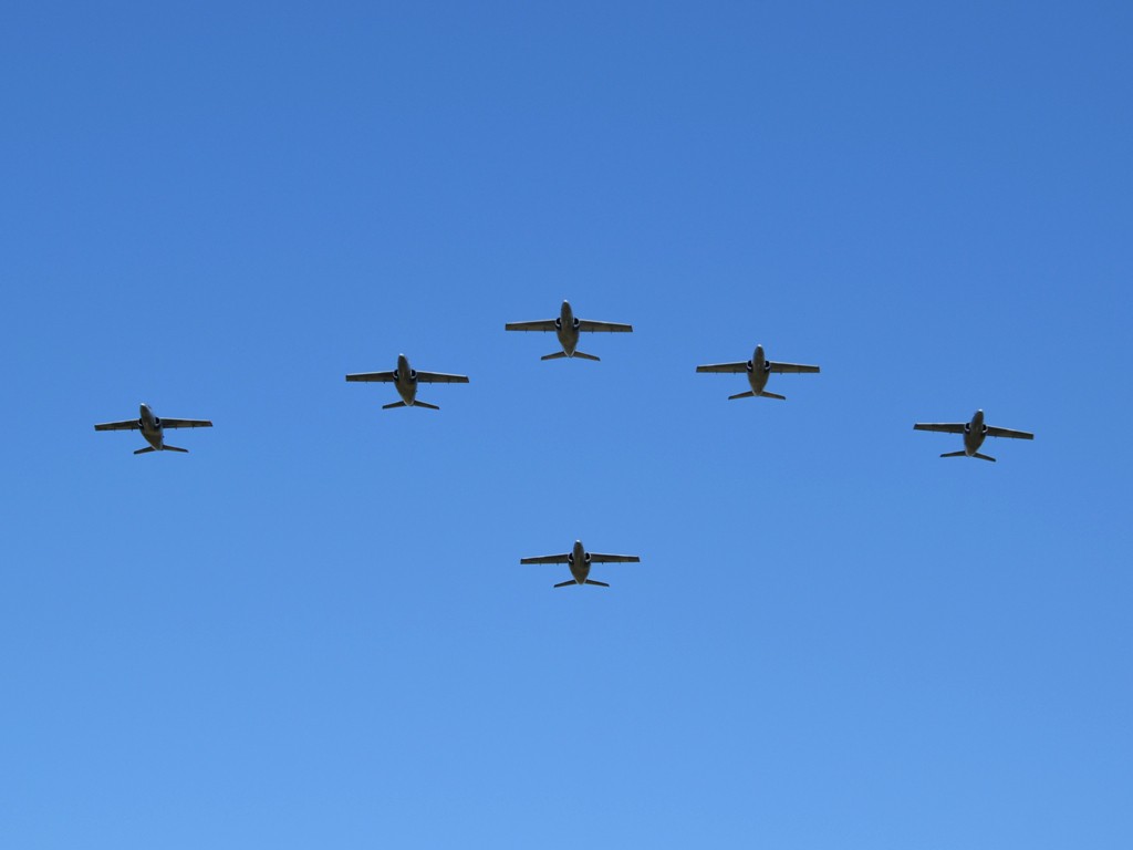 Formación de seis IA-63 Pampa sobre Morón durante el Día de la Fuerza Aérea de 2022.