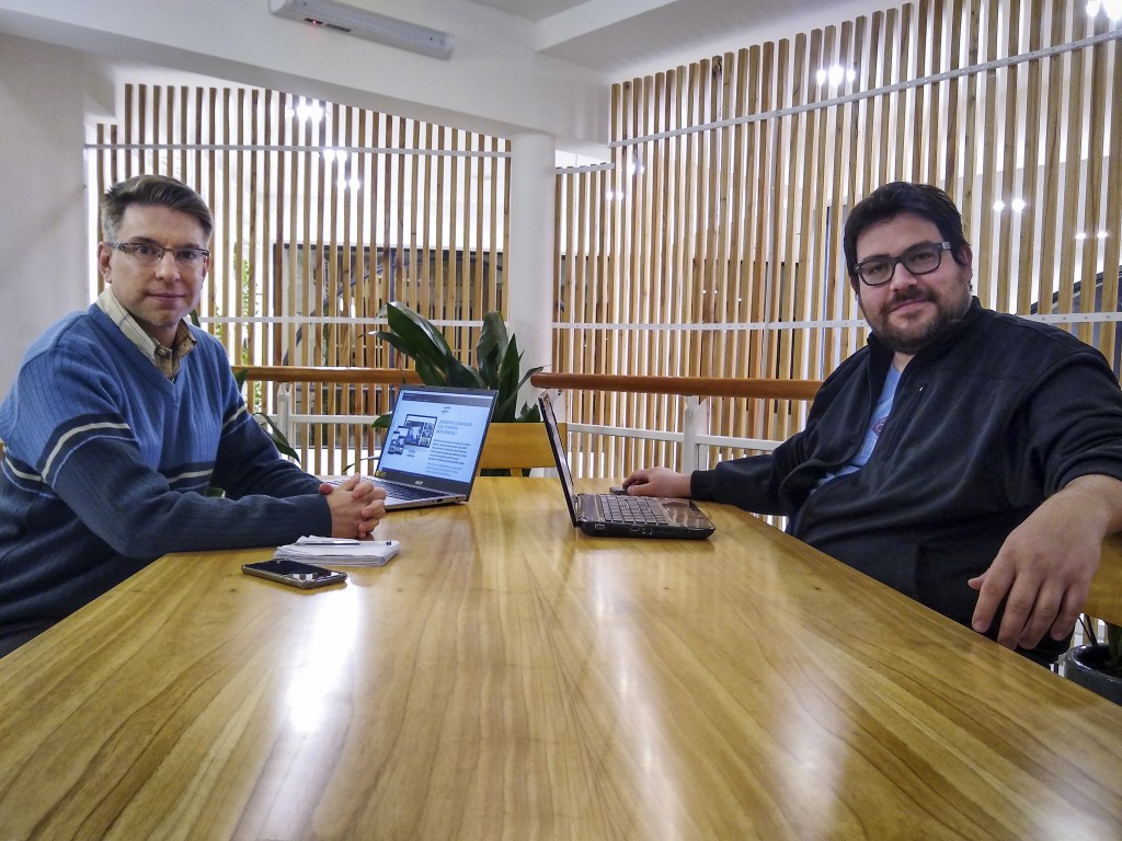 Gabriel Colonna y Leandro Fernández Vivas presentando Telar CMS. Foto: Iván Vázquez de Lemon Studio Inc. 