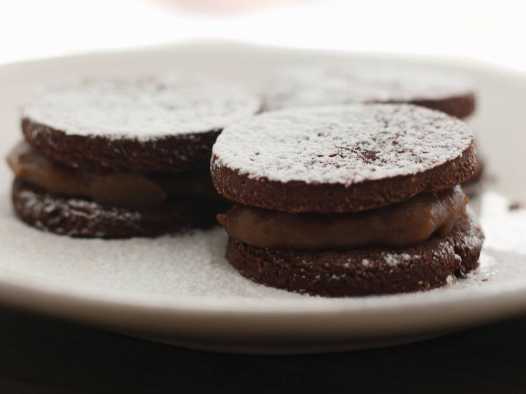 Alfajores veganos de chocolate: rellenos de dulce de leche repostero -  Castelar Digital