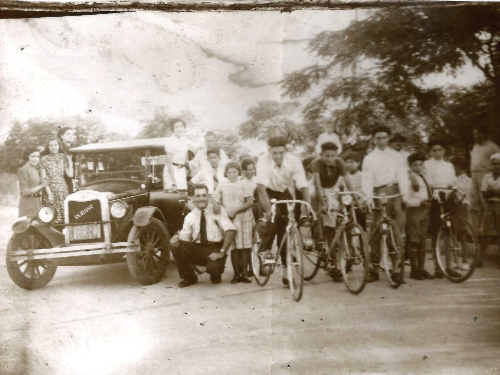 Ituzaingó 1936.- Bicicleteada. Familia Orga y amigos.