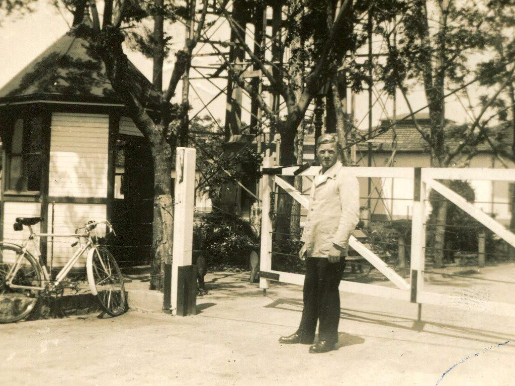 Ituzaingó 1939.- Rolando Rolla en la tranquera de entrada a la Colonia Martín Rodriguez.