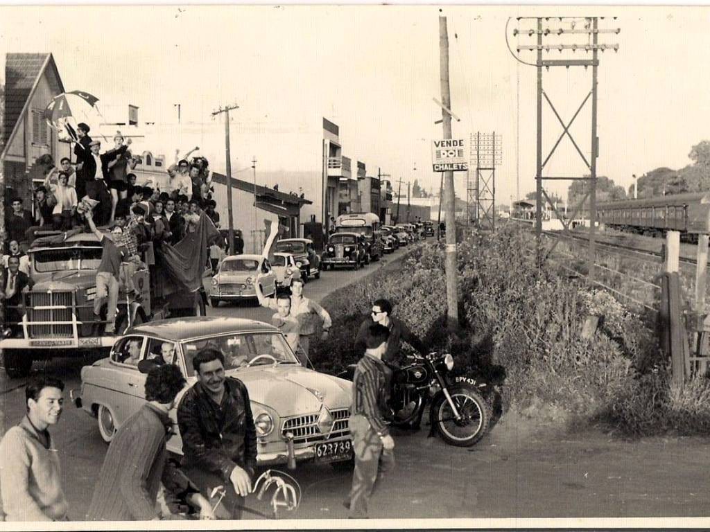 Ituzaingó 1962 - Cruce de calle Fragio (Al fondo, del lado derecho se visualiza la estación).
Socios e hinchas del CAI en caravana rumbo a la cancha para ver un partido versus el Club Centro Español de Villa Sarmiento.